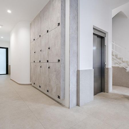 Feelathome Castilla Apartments Madrid Exterior photo