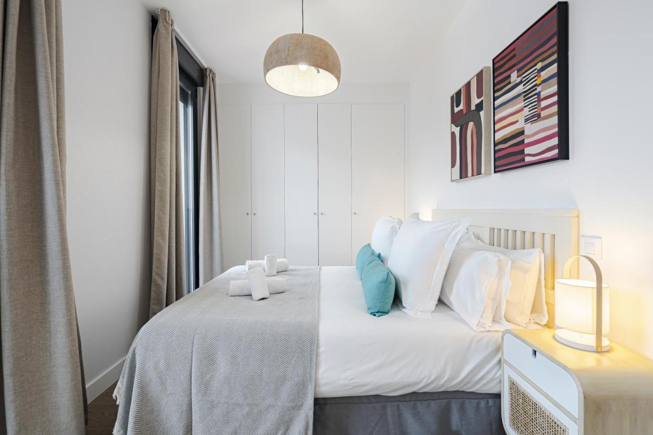 Feelathome Castilla Apartments Madrid Exterior photo