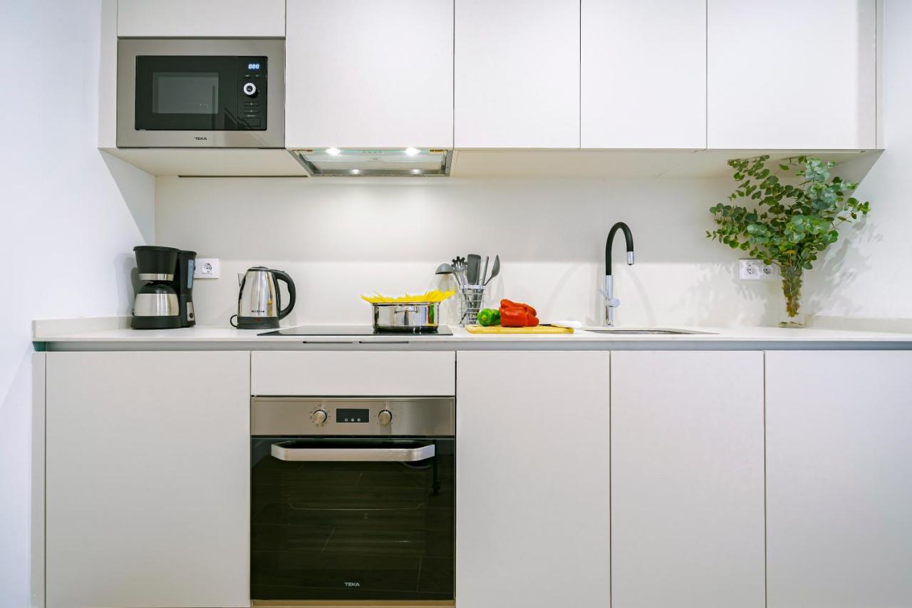 Feelathome Castilla Apartments Madrid Exterior photo