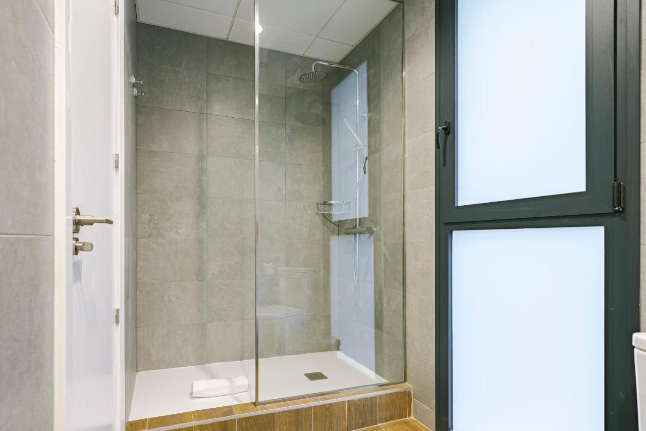 Feelathome Castilla Apartments Madrid Exterior photo
