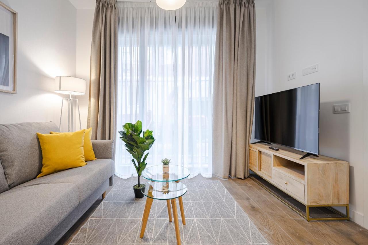 Feelathome Castilla Apartments Madrid Exterior photo