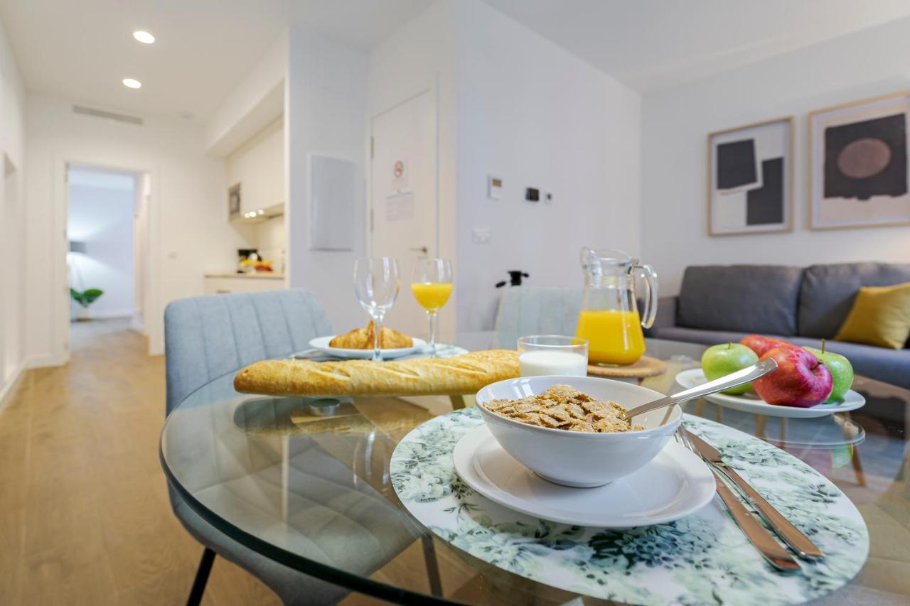 Feelathome Castilla Apartments Madrid Exterior photo