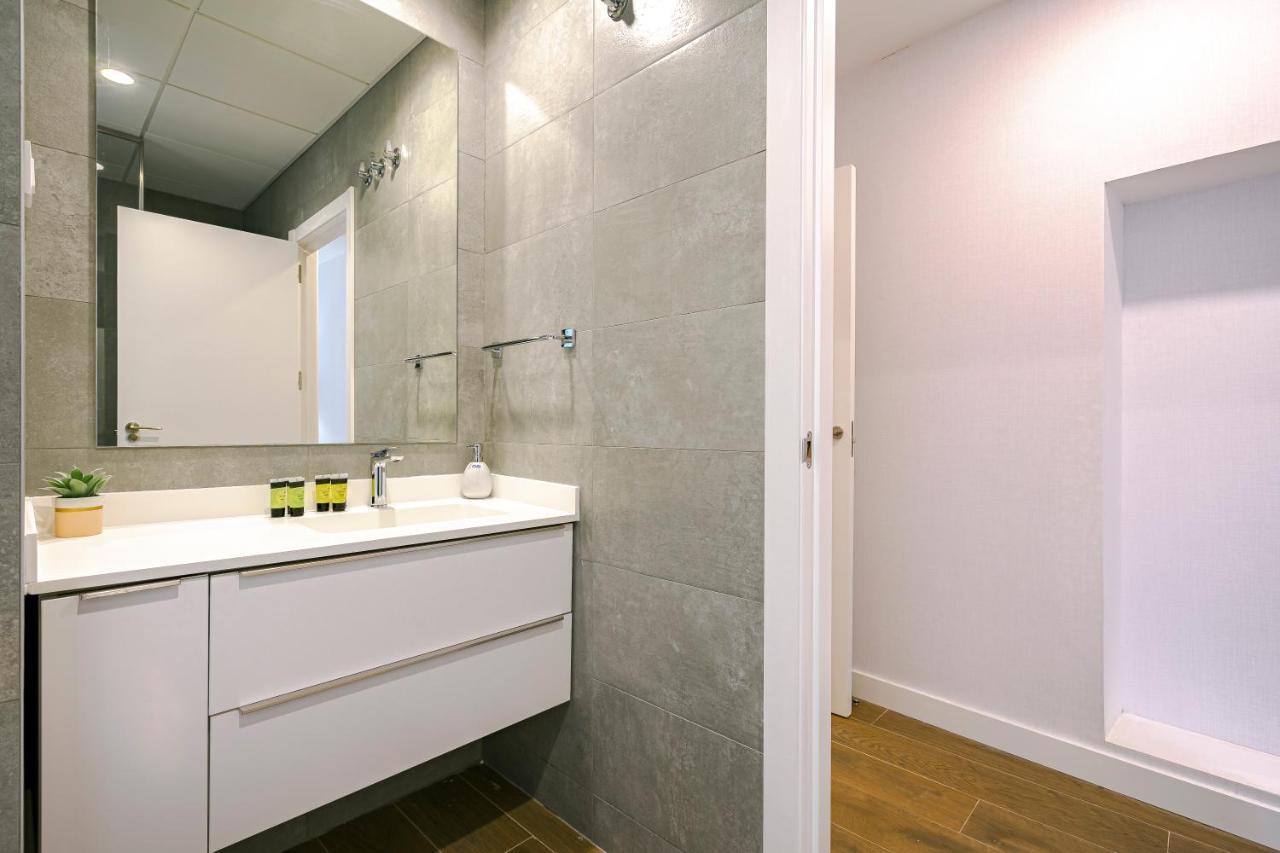 Feelathome Castilla Apartments Madrid Exterior photo